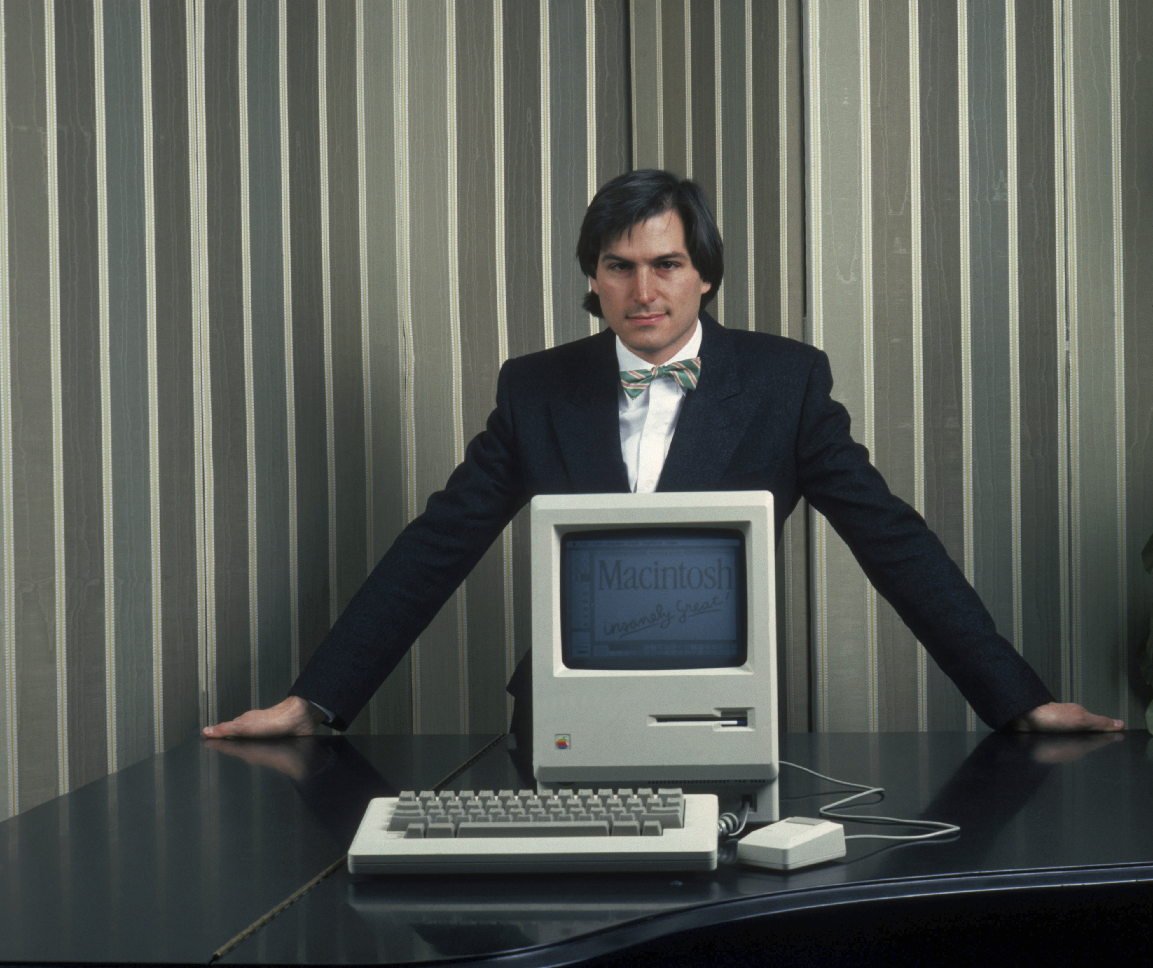 Steve Jobs with a Macintosh computer in 1984