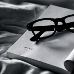 Book-iPad-wallpaper-Reading-Ray-Ban-Glasses