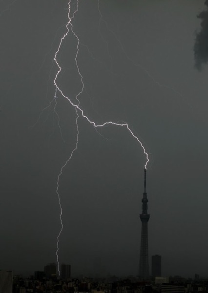 東京スカイツリーに雷が落ちた瞬間を捉えた写真がゾクゾクする ゴリミー