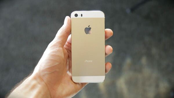 iPhone 5S」のシャンパンゴールドモデル、グレーグラファイトモデルの 