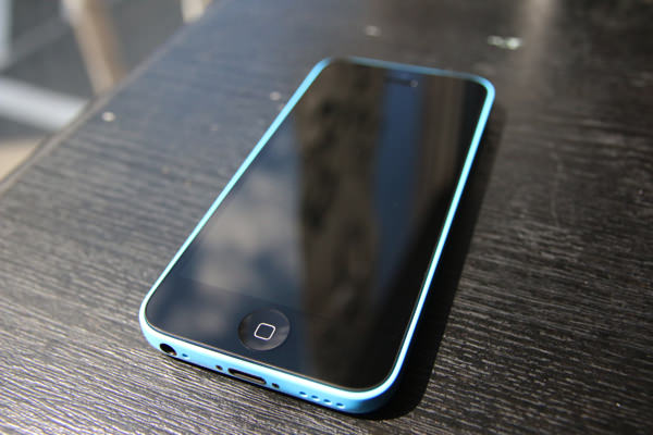 ドコモ版 Iphone 5c ブルーモデルの写真レビュー 安っぽさはなく 丸みを帯びていて持ち心地が良い ゴリミー