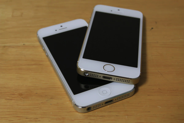 Iphone 5s ゴールドモデルと Iphone 5 シルバーモデルを写真で比較