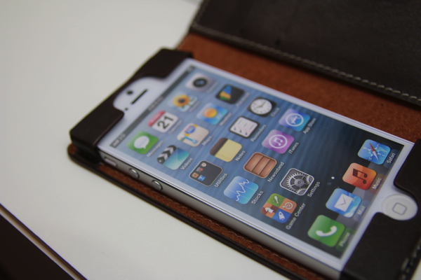 CASE FACTORY製「iPhone 5/5s/5c」用バッテリー型ケースや本革を使用したレザーケースを見てきた！【CEATEC2013