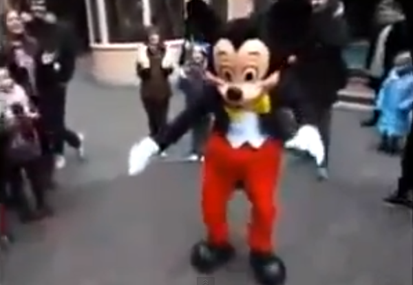 踊るミッキーマウス