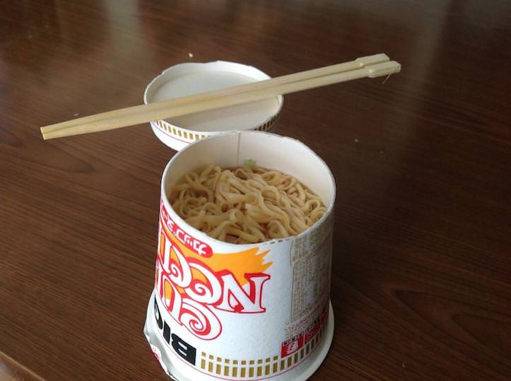 eating-cup-noodle.jpg