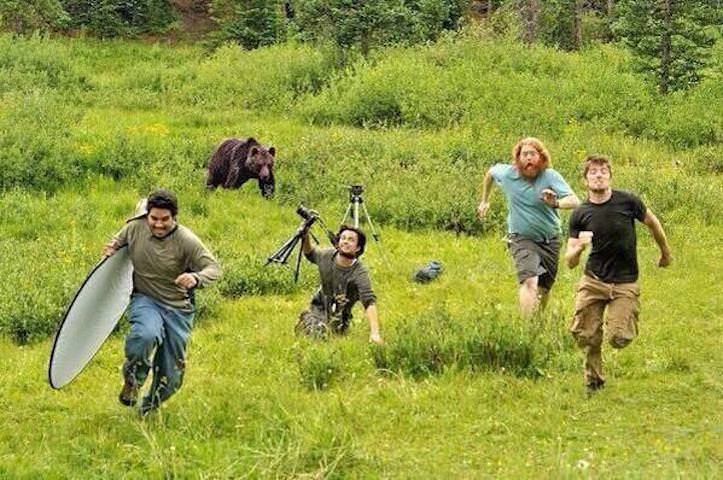 やばい 逃げろ National Geographicの撮影クルーが追いかけてくる熊から必死に逃げる写真が話題に ゴリミー