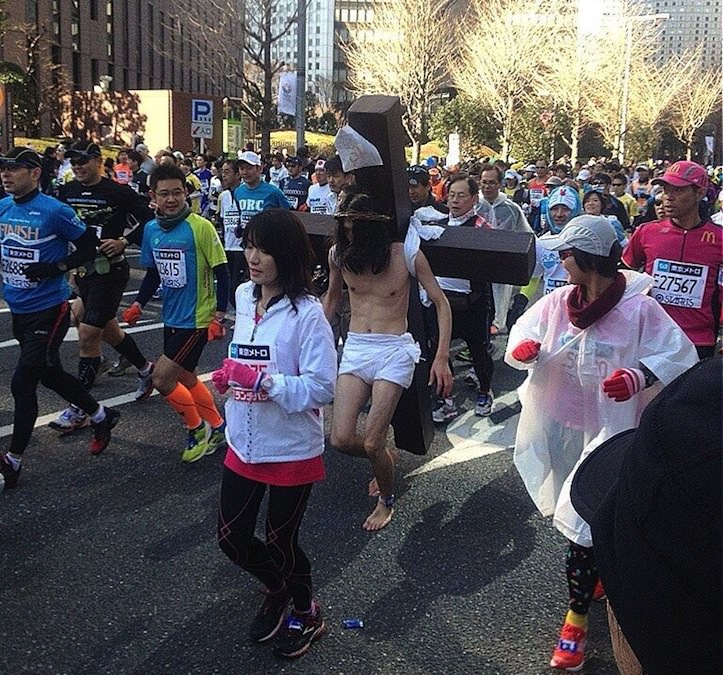 14年も参加 十字架を背負ったイエス キリストが東京マラソンを走っていると話題に ゴリミー