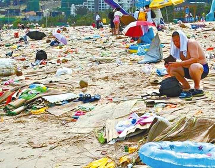 tons-of-trash-on-the-chinese-beach-3.jpg