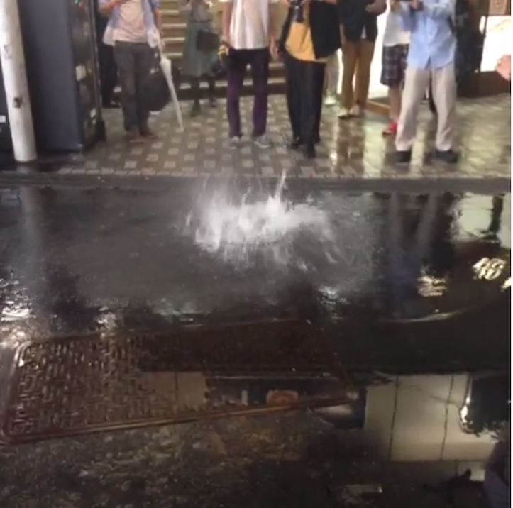 豪雨を受けて 渋谷駅のマンホールが 沸騰している鍋みたい だと話題に 爆発するマンホールも ゴリミー