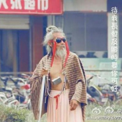 まるで仙人 奇抜なファッションセンスを持つホームレスの中国人男性が話題に ゴリミー