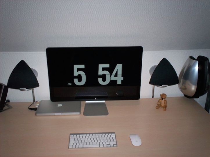 Mac-Workstation-With-Wooden-Desks-12.jpeg