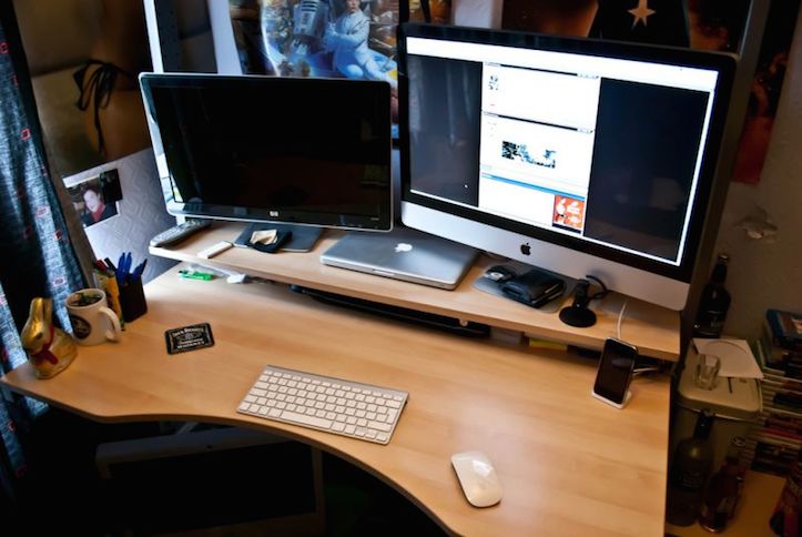 Mac-Workstation-With-Wooden-Desks-13.jpeg