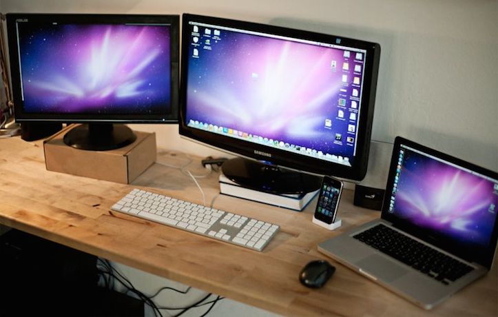 Mac-Workstation-With-Wooden-Desks-14.jpeg