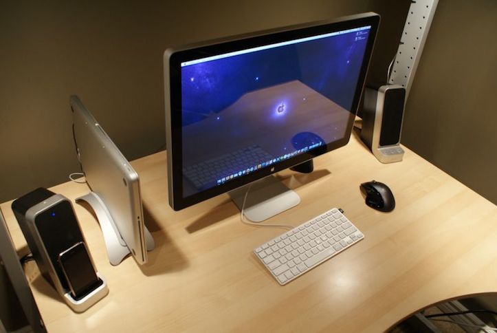 Mac-Workstation-With-Wooden-Desks-2.jpeg