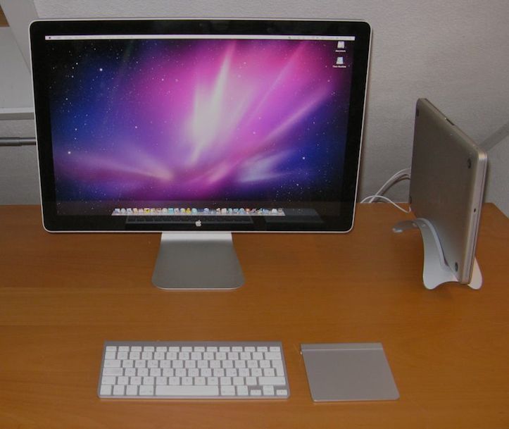 Mac-Workstation-With-Wooden-Desks-6.jpeg