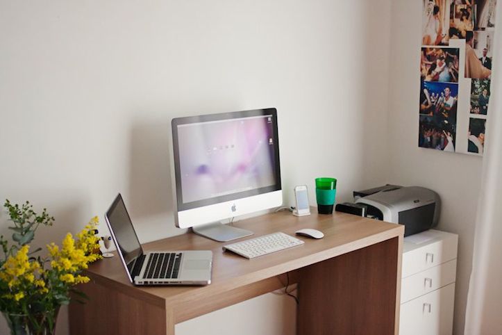 Mac-Workstation-With-Wooden-Desks-9.jpeg