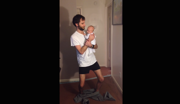 赤ちゃんを抱きながら手を使わずにズボンを履くお父さんが話題に ゴリミー
