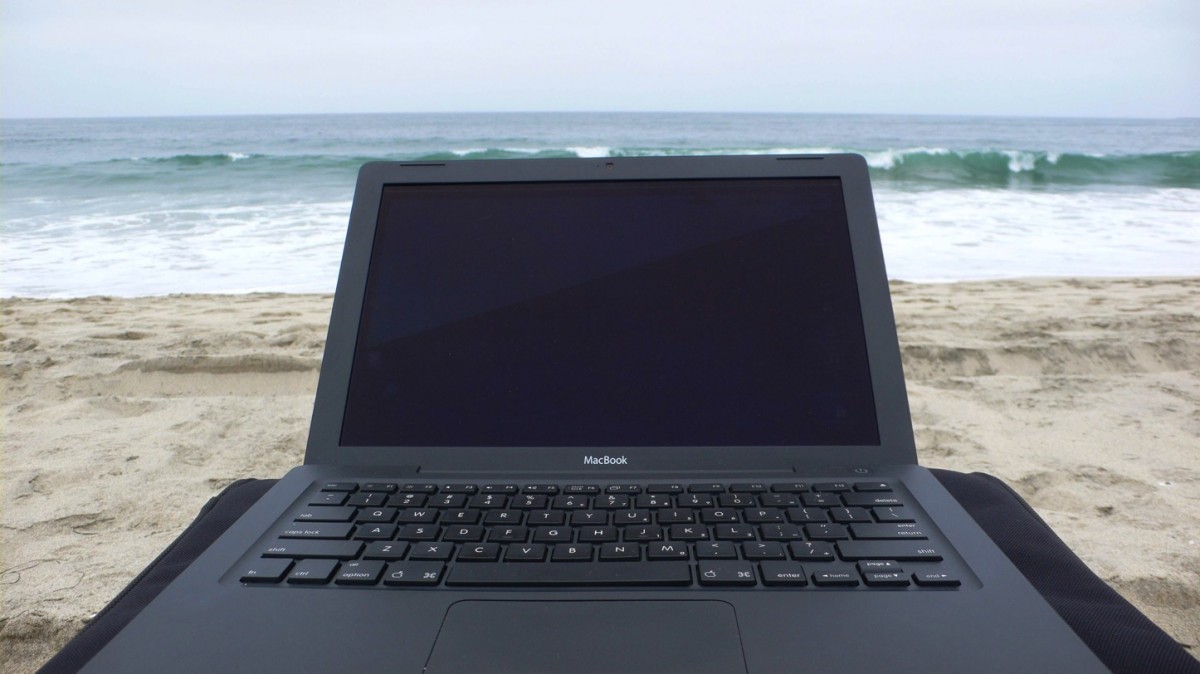 macbook-on-the-beach.jpg