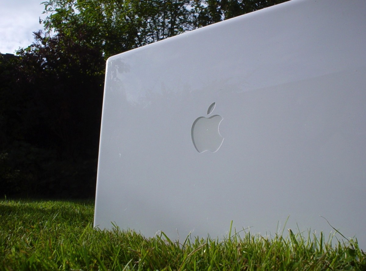 macbook-grass.jpg
