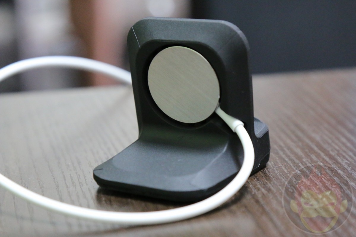 Spigen-S350-Apple-Watch-Stand-15.JPG