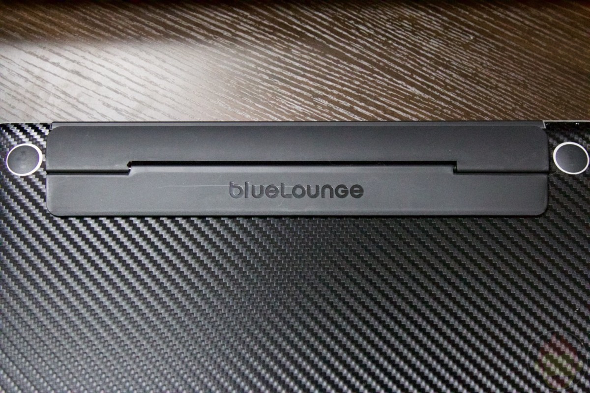 Bluelounge-Backflip-MacBookPro15-04.jpg