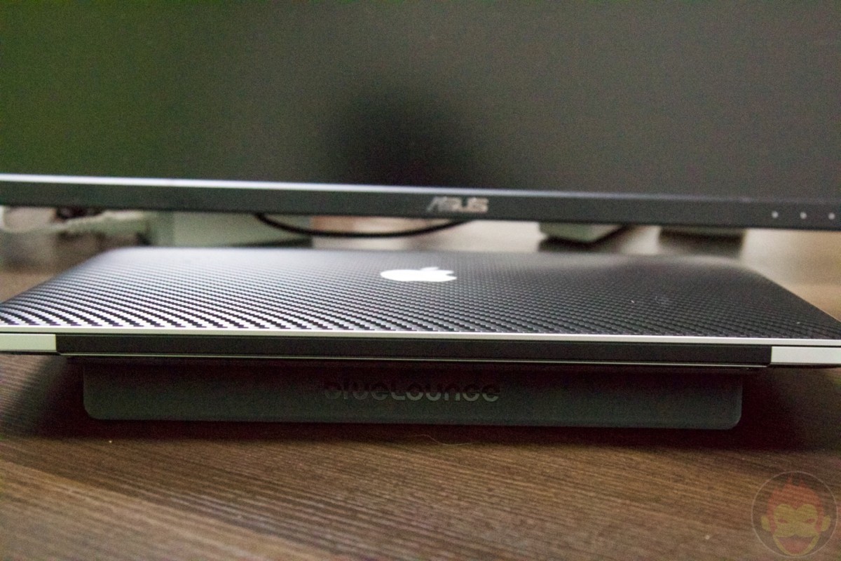 Bluelounge-Backflip-MacBookPro15-09.jpg