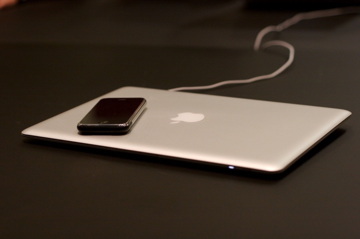 old-macbook-pro-and-iphone.jpg