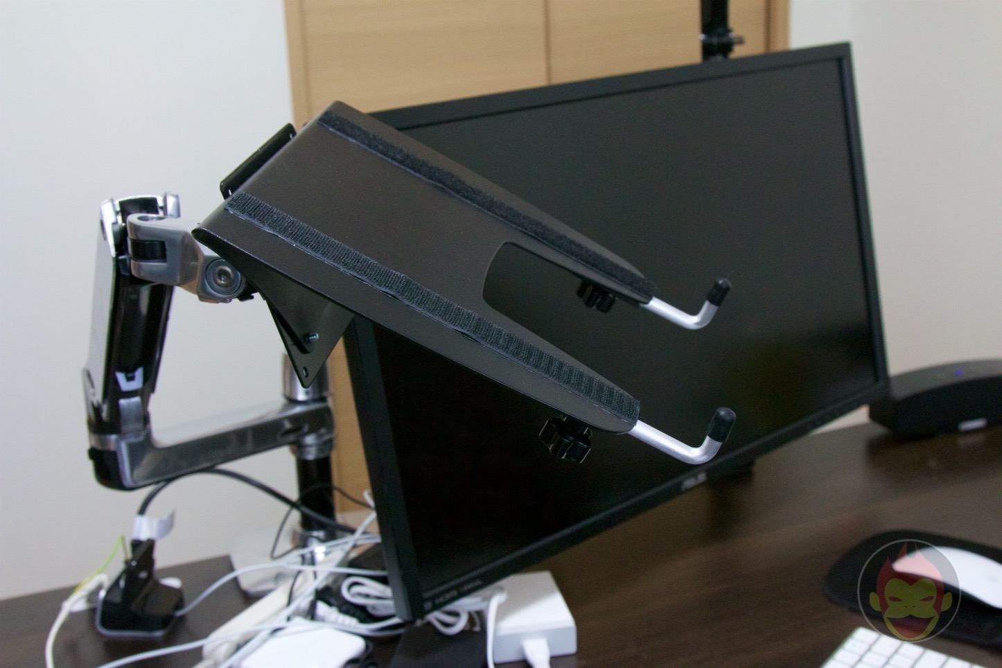 Ergotron-LX-Dual-Desk-Mount-Arm-Stacking-07.jpg
