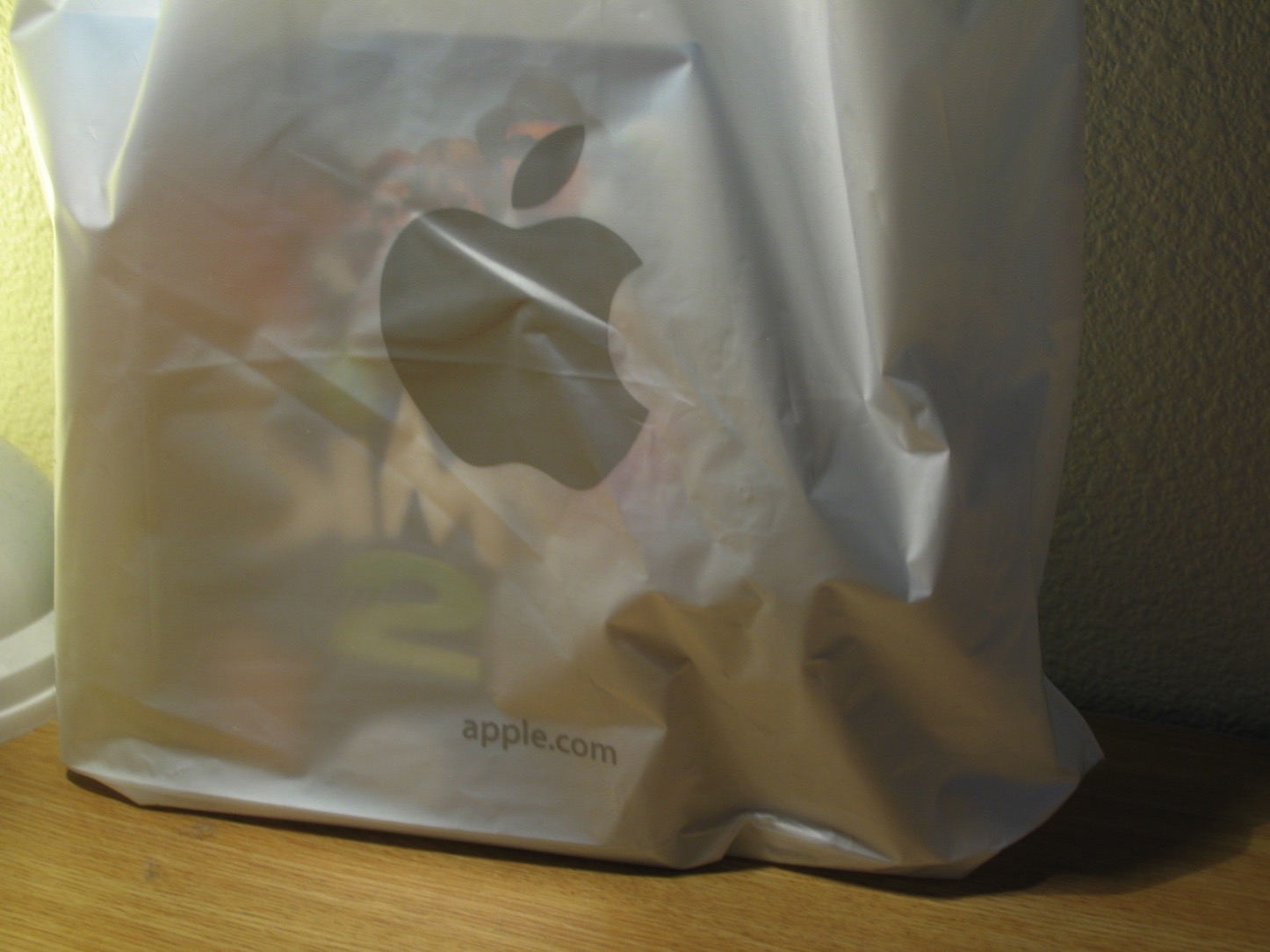 Apple、直営店で商品購入時に渡されるプラスチック袋を紙袋に切り替え ゴリミー