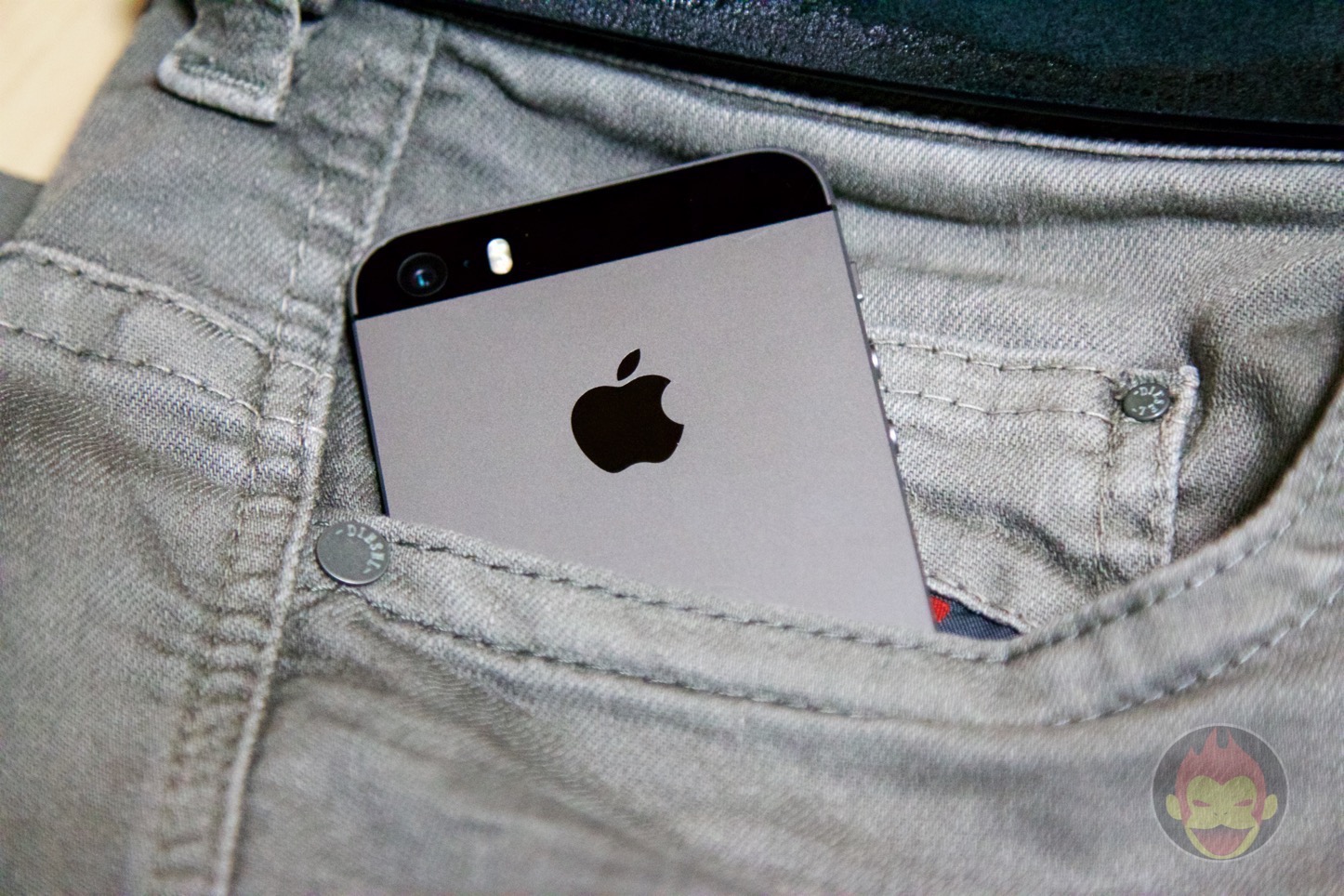 iPhone-SE-Size-and-Pocket-02.jpg