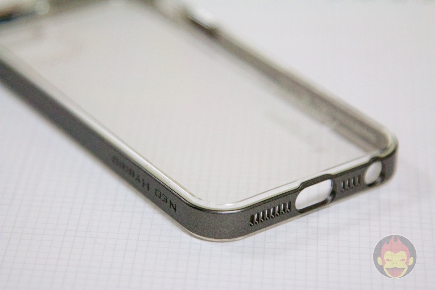 Spigen-Neo-Hybrid-Crystal-iPhone-SE-Case-02.jpg