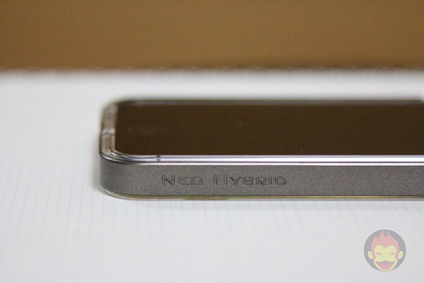 Spigen-Neo-Hybrid-Crystal-iPhone-SE-Case-07.jpg