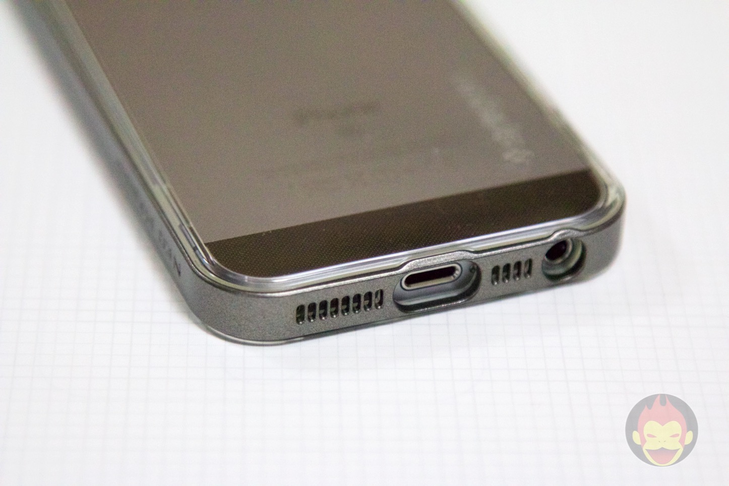 Spigen-Neo-Hybrid-Crystal-iPhone-SE-Case-13.jpg