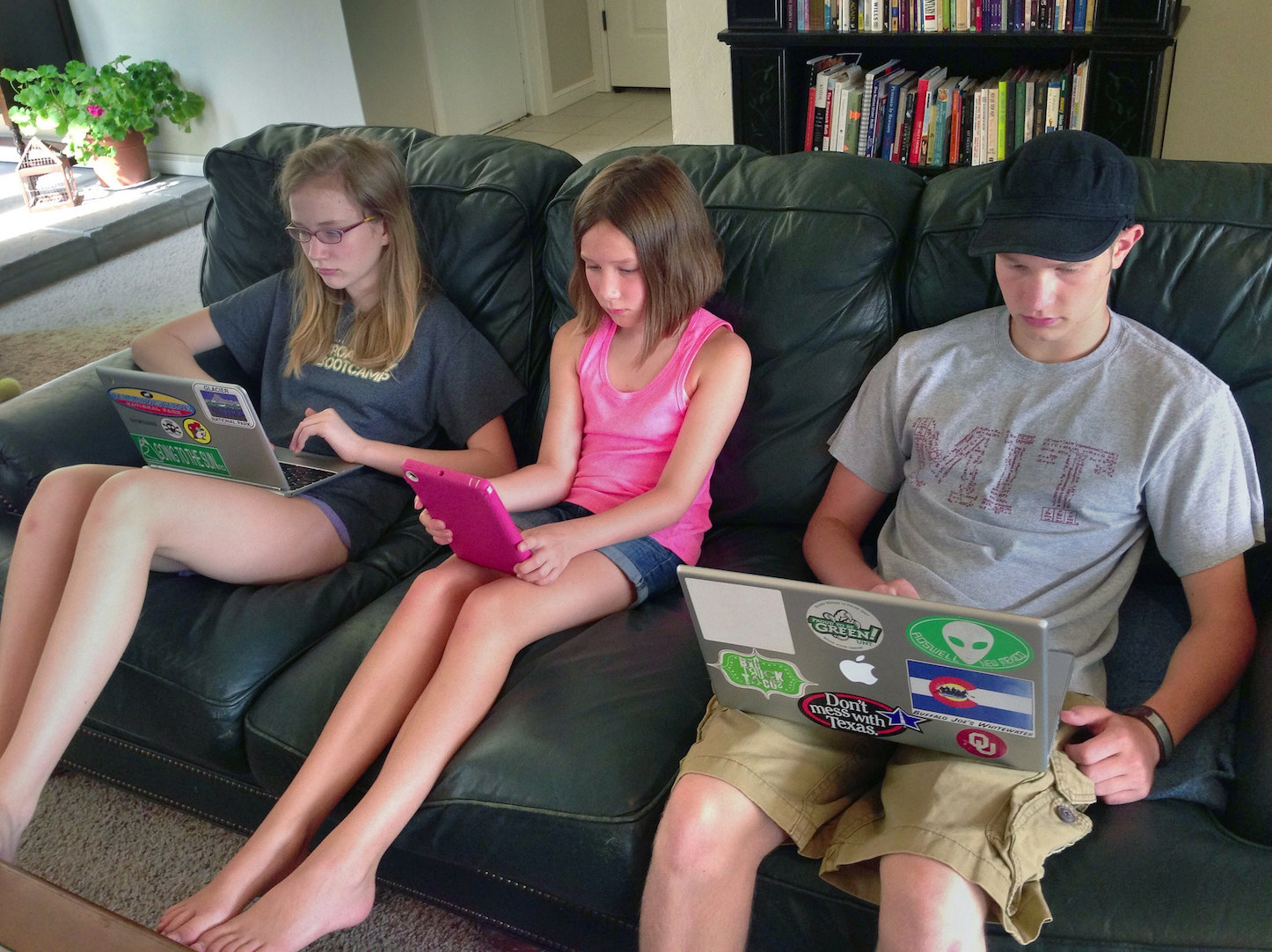 Students-Using-MacBooks-and-iPads-At-Home.jpg