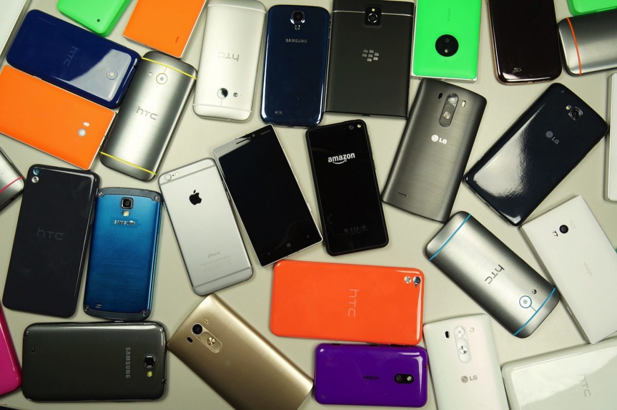 lots-of-smartphones.jpg