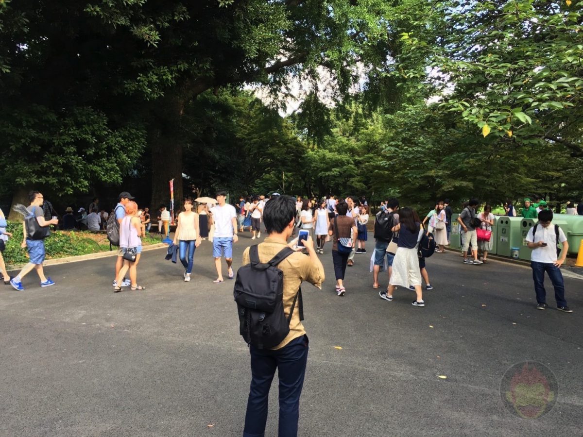 So-Many-People-At-Shinjuku-Gyoen-01.jpg