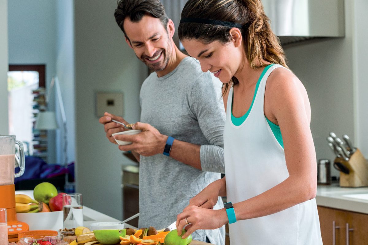 Fitbit-Charge-2_Couple_Kitchen_Lifestyle.jpg