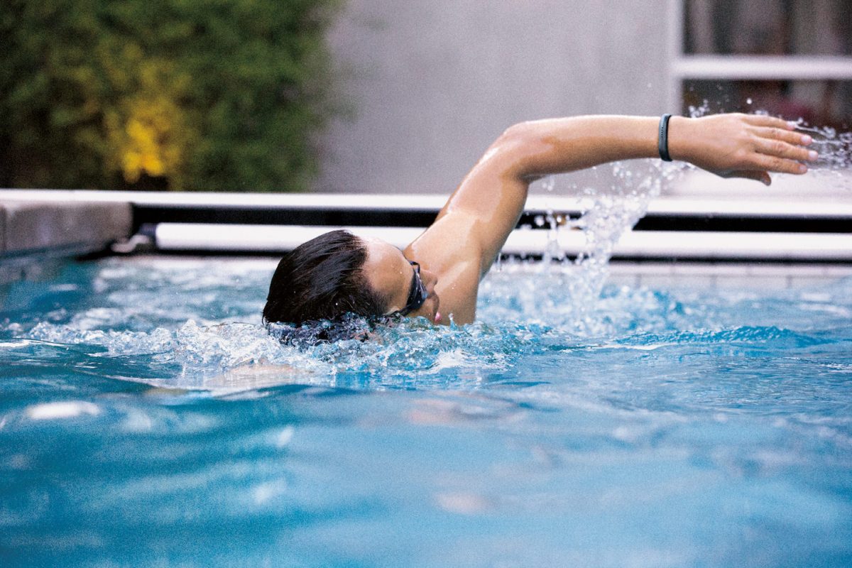 Fitbit-Flex-2_Man_Swim_Lifestyle.jpg