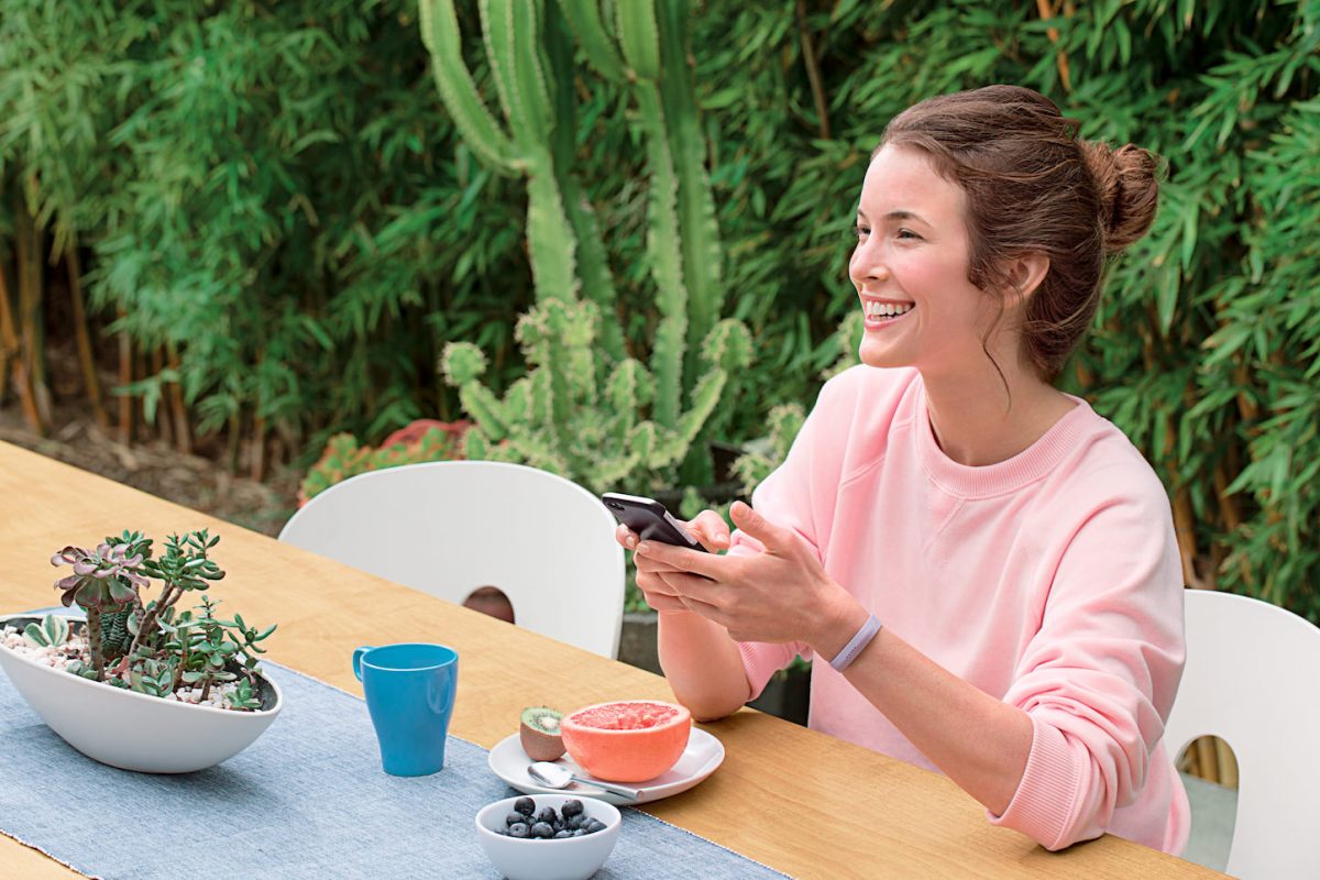 Fitbit-Flex-2_Woman_Breakfast_Lifestyle.jpg