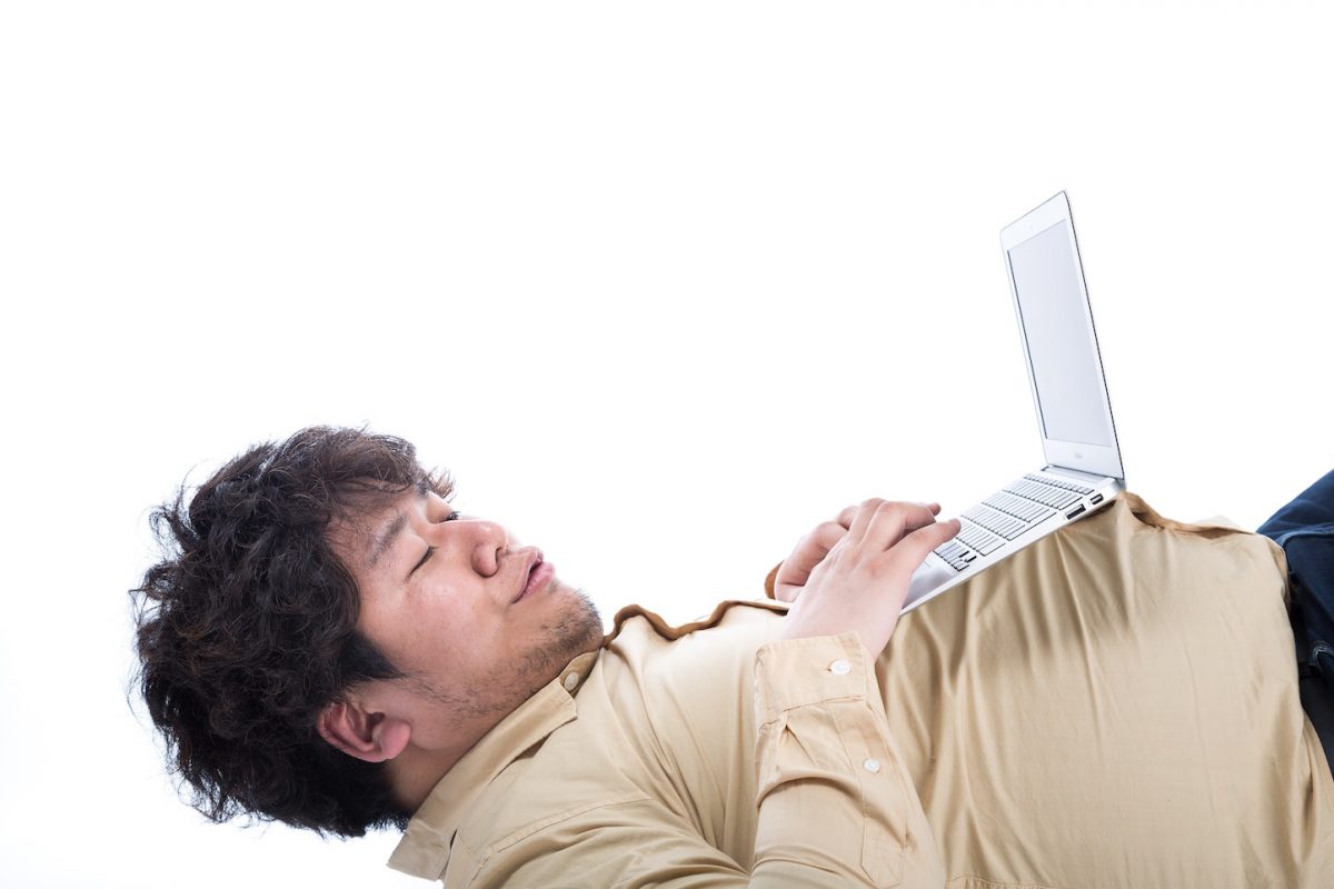 debu-kuchiki-using-pc-on-stomach