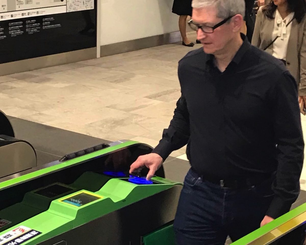 Tim-Cook-Passes-Train-Gate-in-Japan.jpg