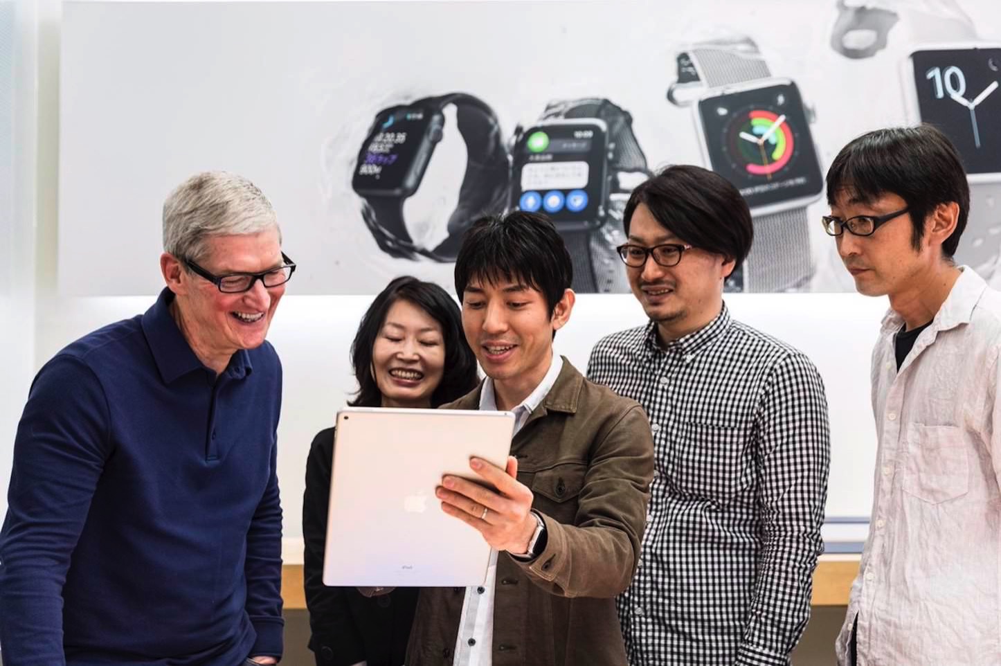 Tim-Cook-Visiting-Apple-Stores.jpg