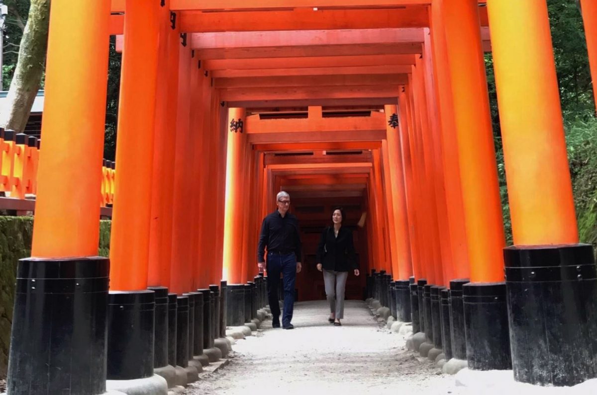 Tim-Cook-Visits-Japan.jpg