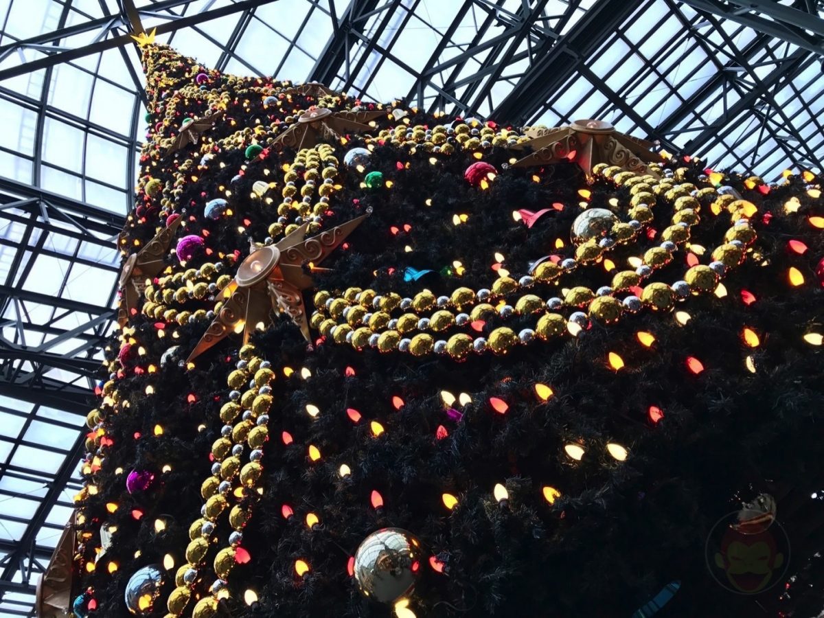Xmas-Tree-in-Disney-Land-Japan-01.jpg