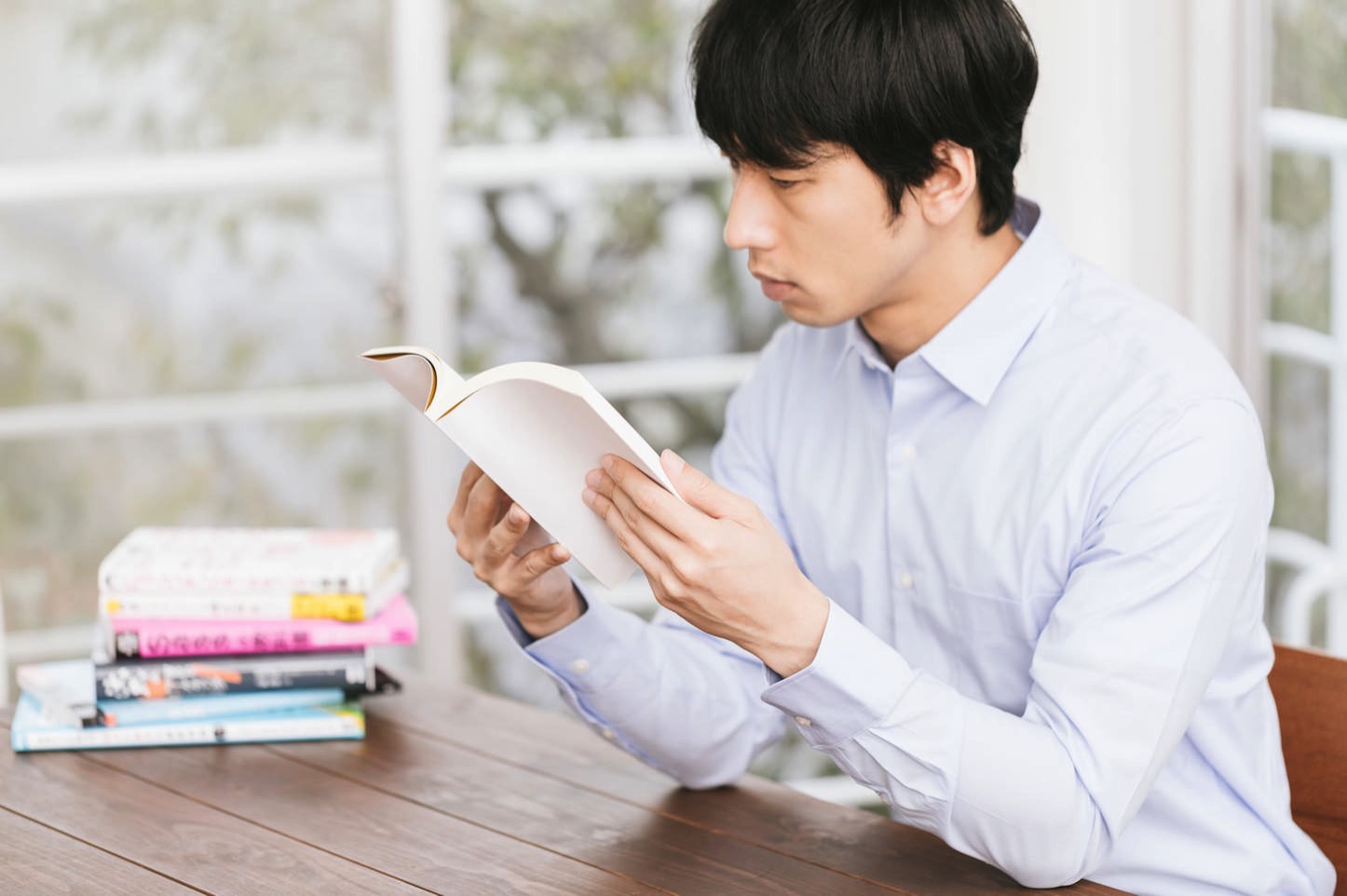 ookawa-reading-a-book.jpg