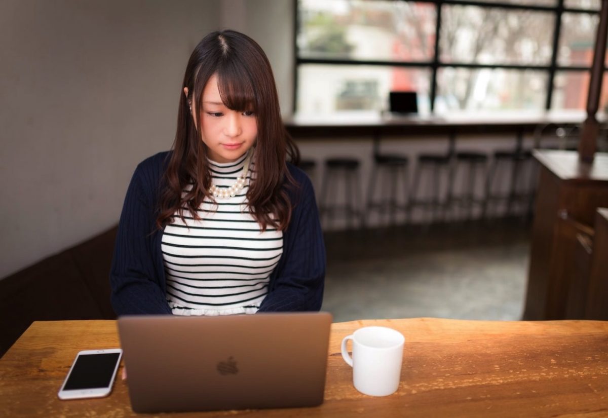 cafe-macbook-coffe-and-girl.jpg