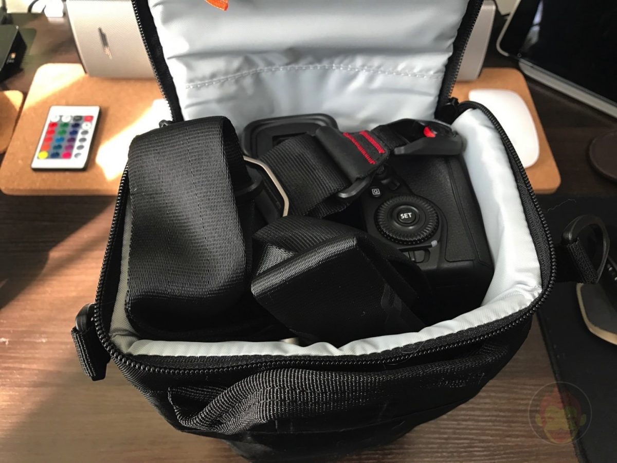 Lowepro-Camera-bag-Toploader-Zoom-AW2-08.jpg