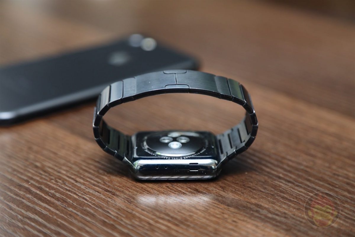 Using-Apple-Link-Bracelet-Black-02.jpg
