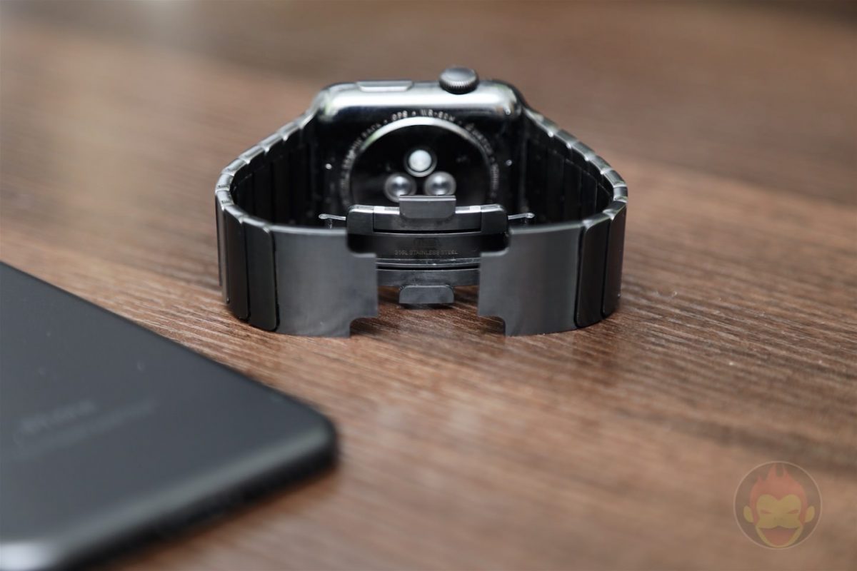 Using-Apple-Link-Bracelet-Black-03.jpg