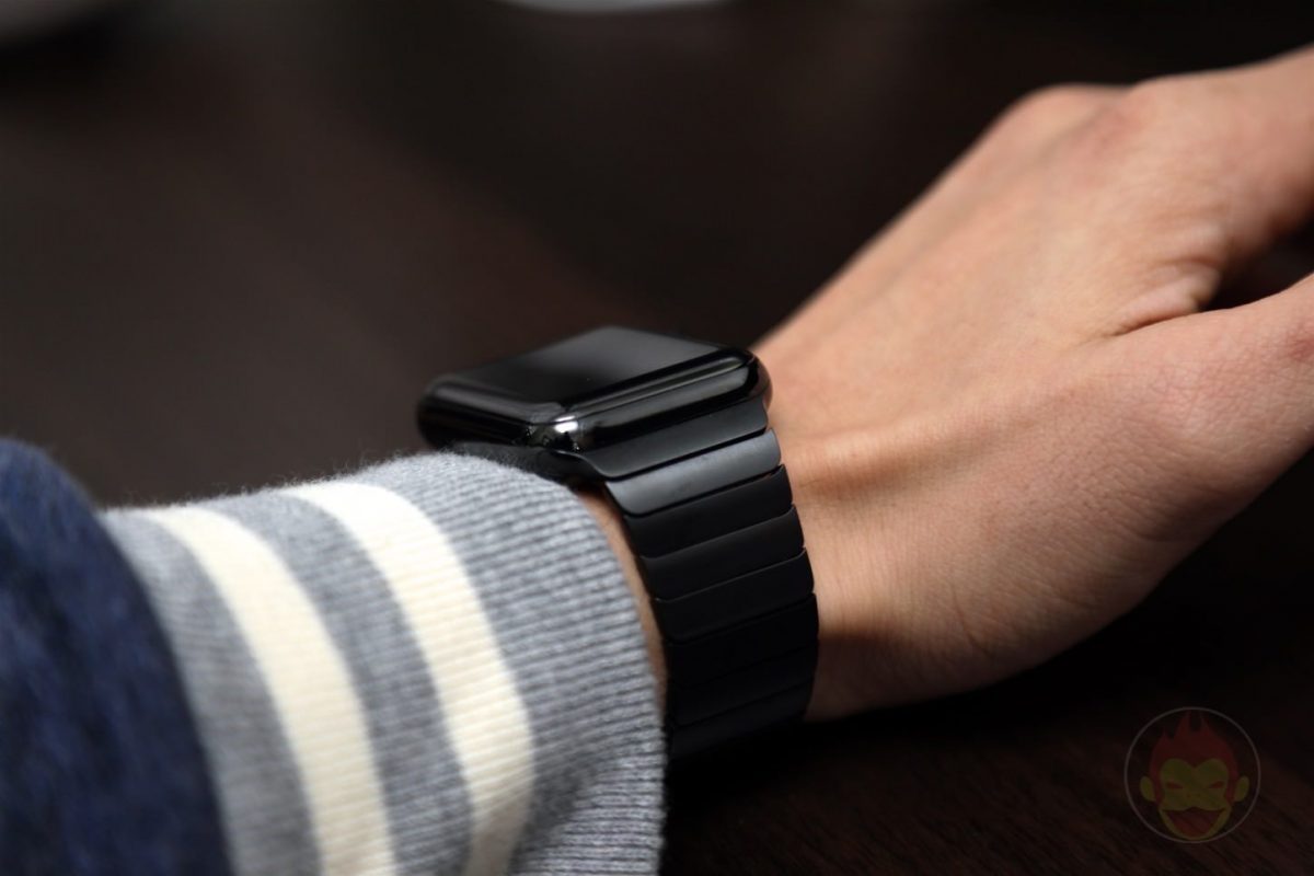Using-Apple-Link-Bracelet-Black-05.jpg